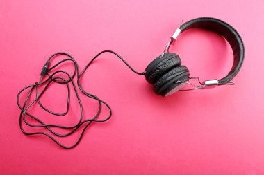 Siyah kulaklık yakın çekim