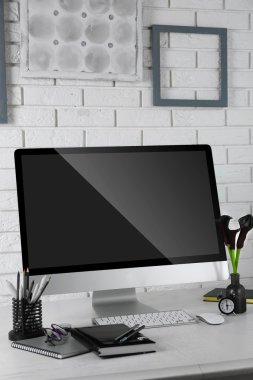 Bilgisayar ile şık işyeri