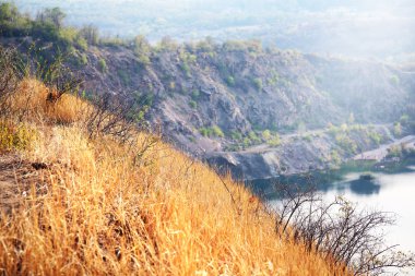 Terk edilmiş bir taş ocağı peyzaj.