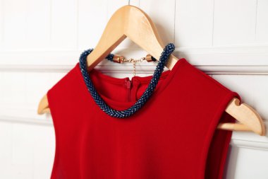 Bluz ve kolye askısı duvar arka plan üzerinde üzerinde