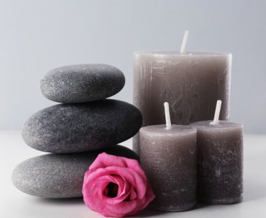 Yanan mumlar çiçeklerle 