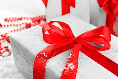 Renk ahşap arka plan üzerinde yay ile güzel hediye