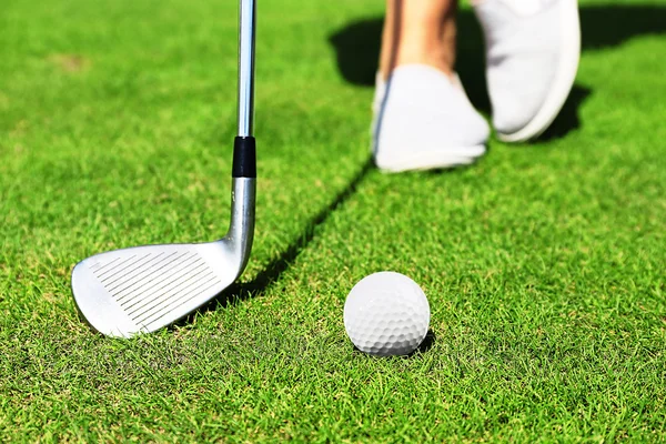 Golfer mit Schläger rollt auf — Stockfoto