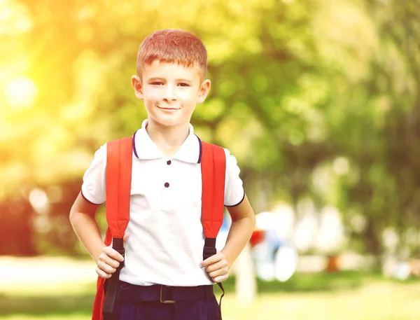 Jongetje met schooltas — Stockfoto