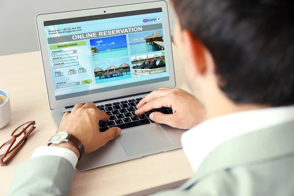 Man met laptop — Stockfoto