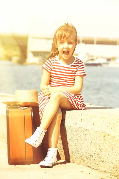 Dziewczynka z walizką. — Zdjęcie stockowe