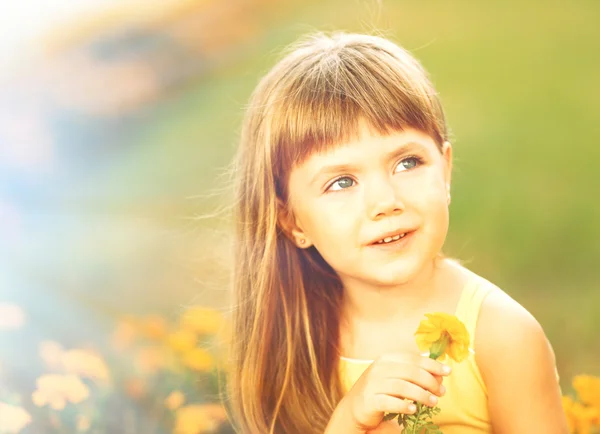 Ragazzina con fiori — Foto Stock