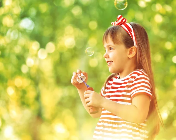 Klein meisje spelen in park — Stockfoto