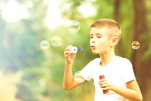 Anak kecil bermain dengan gelembung — Stok Foto
