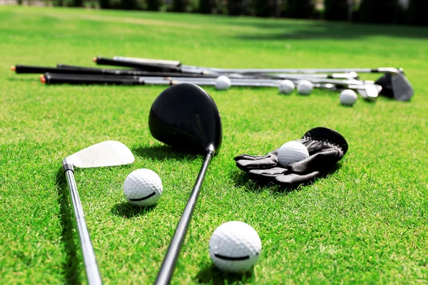 Clubes de golf con pelota y guante negro — Foto de Stock