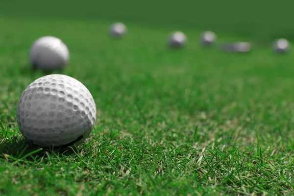 Golfballen op gras — Stockfoto