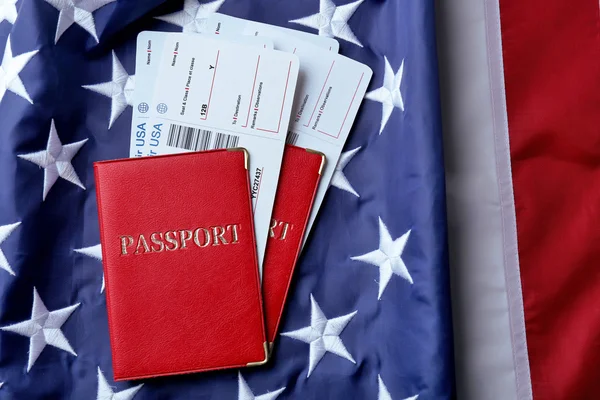 Passeports, billets couchés sur le drapeau — Photo