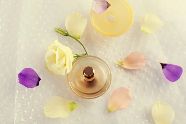 Flaska parfym och rosenblad — Stockfoto