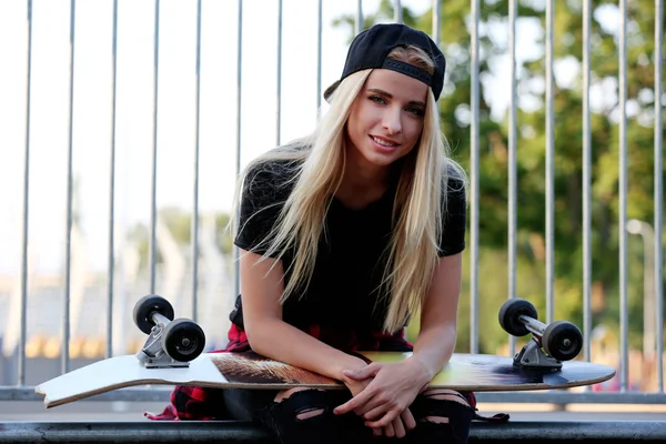 Jonge vrouw met schaatsen board — Stockfoto