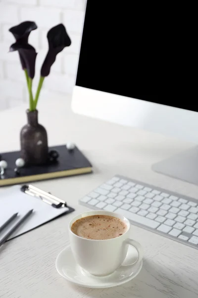 Lieu de travail élégant avec ordinateur — Photo