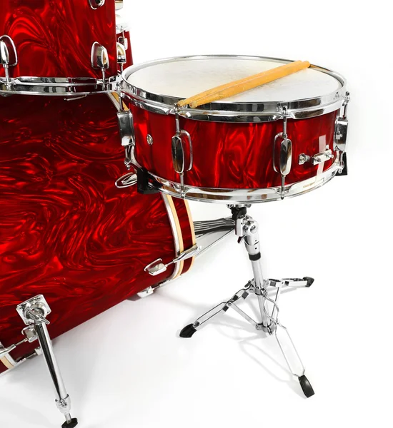 Set di tamburi rossi isolati su sfondo bianco, primo piano — Foto Stock