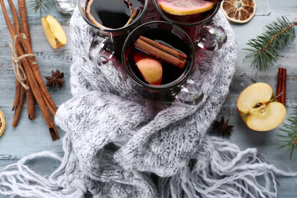 Tasty mulled wine and spices — Stock Photo, Image