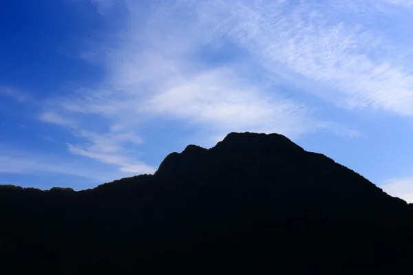 Montañas sobre fondo azul del cielo —  Fotos de Stock