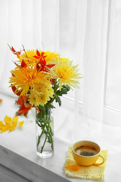 Hermoso ramo de otoño con flores de crisantemos, en alféizar de la ventana —  Fotos de Stock