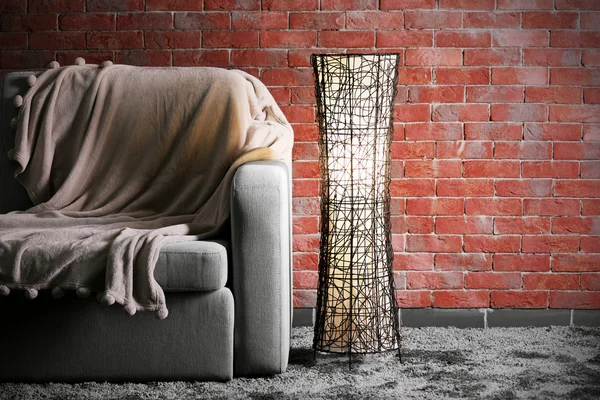 Удобный диван и современная лампа — стоковое фото