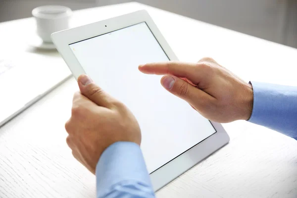 Νέος επιχειρηματίας χρησιμοποιώντας tablet-pc — Φωτογραφία Αρχείου