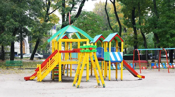 Bunter Spielplatz im Park — Stockfoto