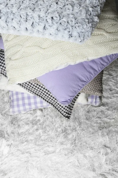 Pochi cuscini su tappeto leggero, primo piano — Foto Stock