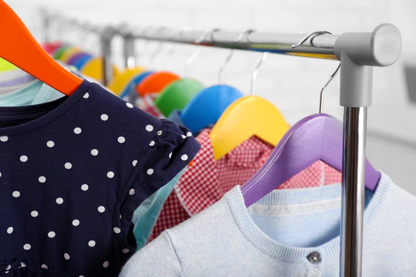 Детская одежда на вешалках крупным планом — стоковое фото