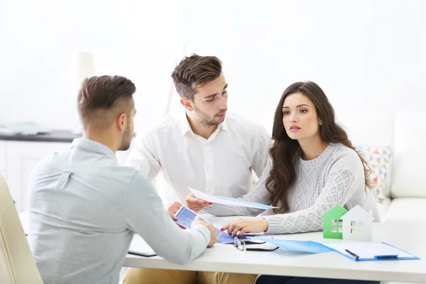 Familie met onroerende goederenagent — Stockfoto