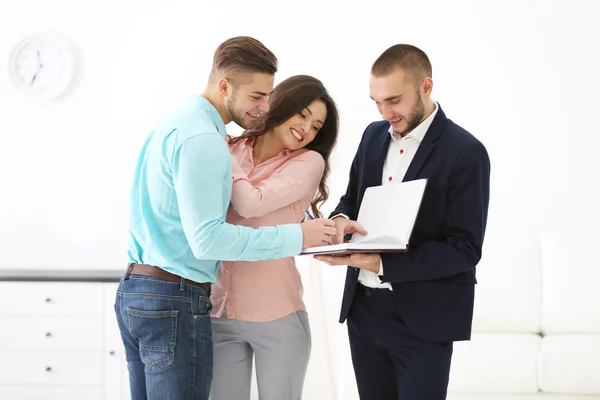 Happy family with estate agent — Stock Photo, Image