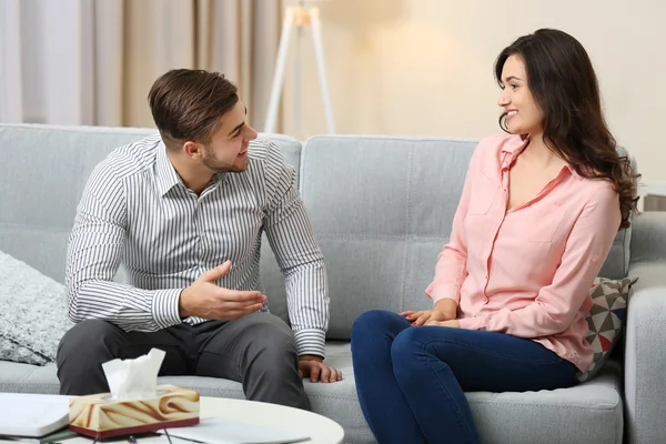 Pareja feliz en sofá — Foto de Stock