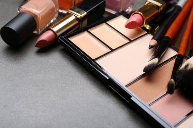 Koyu arka plan, closeup üzerinde kozmetik