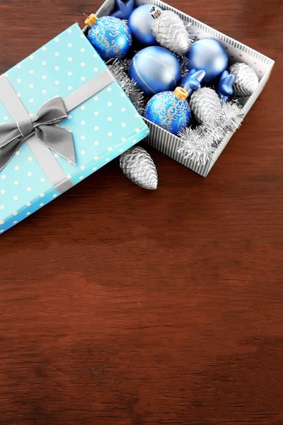 Noel oyuncaklarıyla dolu kutu — Stok fotoğraf