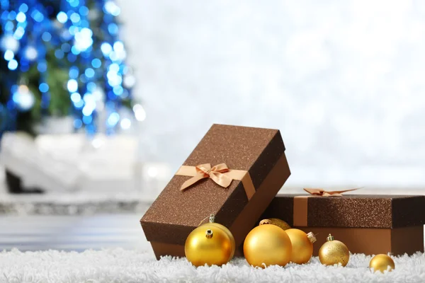 Regalos de Navidad en la alfombra en la habitación — Foto de Stock