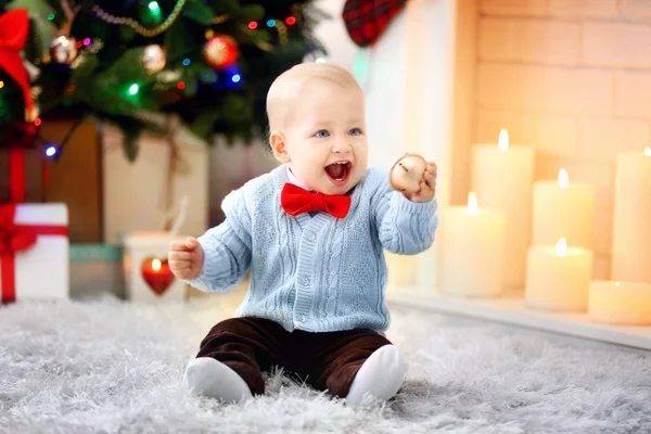 Engraçado bebê sentado no tapete macio — Fotografia de Stock