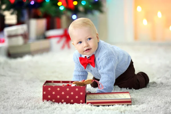 Bebê engraçado com caixa de presente e árvore de Natal — Fotografia de Stock