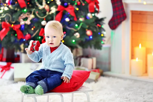 Grappige baby zittend op de slee — Stockfoto