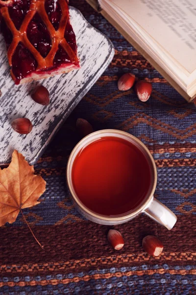 Tasse Tee mit Herbstdekor auf Holztisch. — Stockfoto