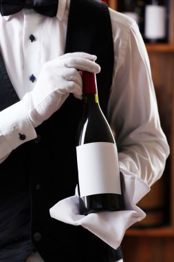 Barmen çalışma üzerinde bar