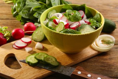 Taze sebze salatası, masaya yakın.