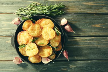 Lezzetli fırında patates tavada masada rosemary ile yakın çekim