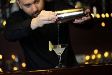 Barmen kokteyl yapmak 