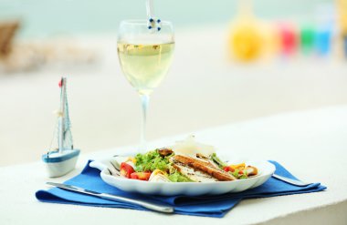 Beyaz hizmet masada lezzetli salata