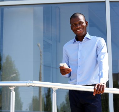 yakışıklı Afrikalı-Amerikalı işadamı 