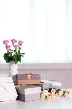 şirin hediye kutuları ve gül