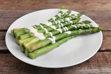 Ekşi krema soslu iştah açıcı kuşkonmaz