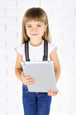 tablet ile küçük kız