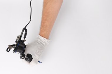 Erkeğin elinde dövme makinesi