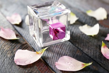 -Bir şişe parfüm ve gül yaprakları