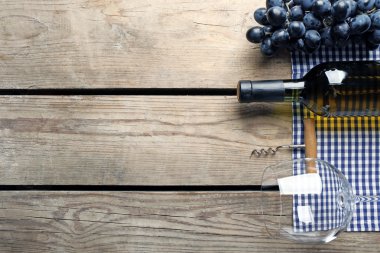 Bir şişe şarap ve üzüm.   